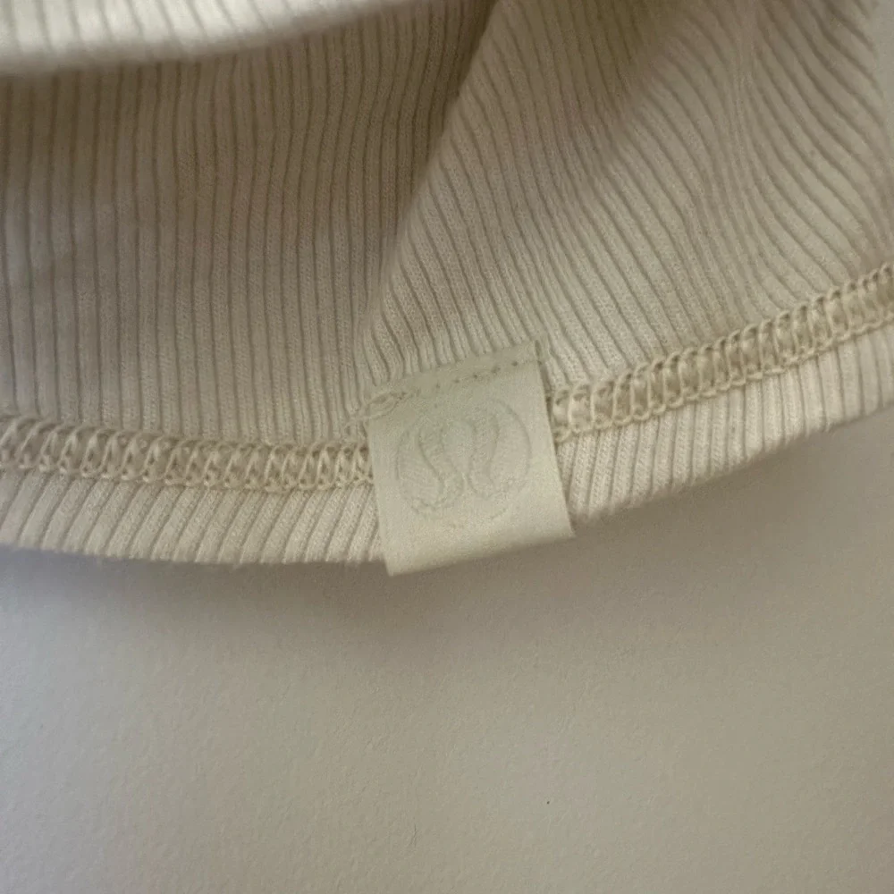 Lululemon sz top - Picture 2 of 6